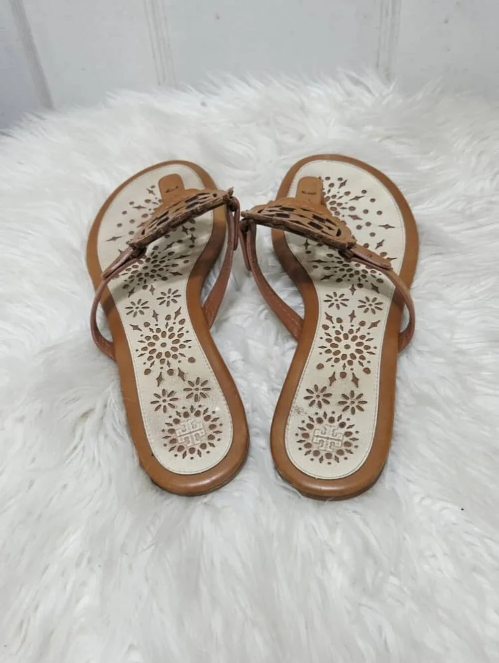 Tory Burch Miller Leather Scallop Logo Flat  Sandal Thong Tan/Cream Size 9M $225